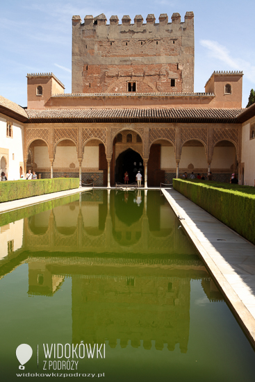 Dziedziniec Mirtów, nazwany tak od roślin przy sadzawce. Alhambra, Granada.