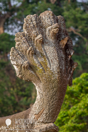 Głowa mitycznego węża naga na początku rzeżbionej balustrady prowadzącej do Angkor Wat. © Katarzyna i Marek Stor. 