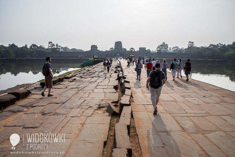 Droga przez groblę prowadząca do Angkor Wat. © Katarzyna i Marek Stor. 