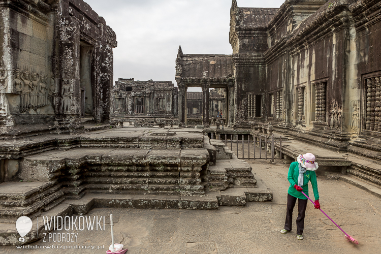 Porządki na terenie świątyni. © Katarzyna i Marek Stor. 