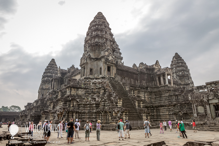 Pięć wież w kształcie paków lotosu, symbolizujących górę Meru. © Katarzyna i Marek Stor. 