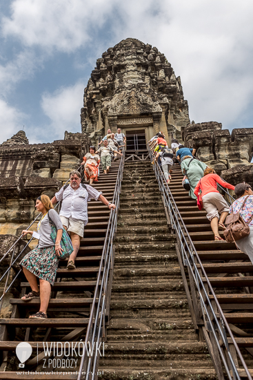 Strome schody prowadzące na trzeci taras i do świątyni. © Katarzyna i Marek Stor. 