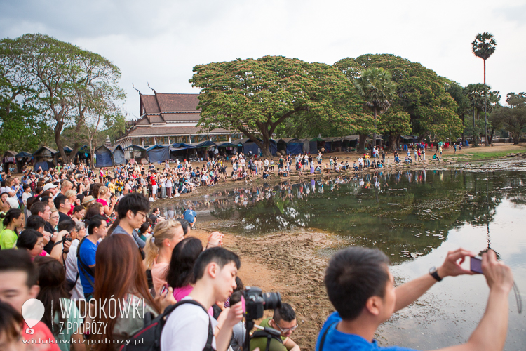 Turyści fotografujący Angor Wat o świcie. © Katarzyna i Marek Stor. 