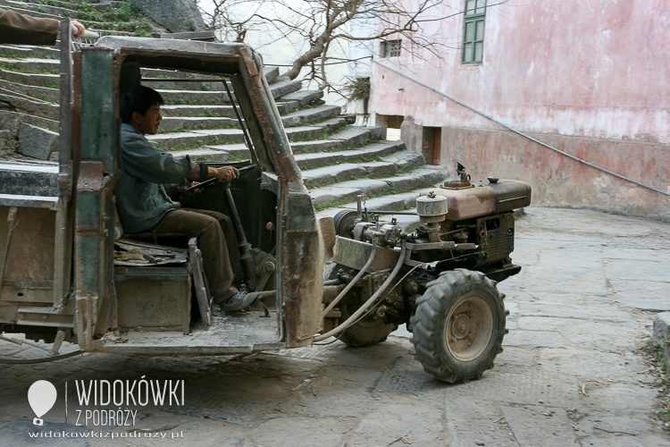 The strange tractors-like-vehicles. Guilin. Chiny.