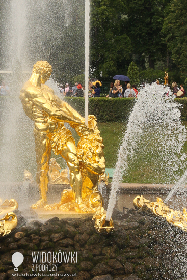 Rzeźba Samsona rozrywającego paszczę lwa. Peterhof.